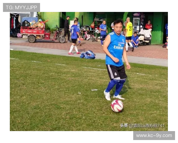 爱踢足球的男孩如何通过足球收获友谊与成长的温暖故事